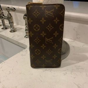 Authentic Louis Vuitton Large Zippy wallet